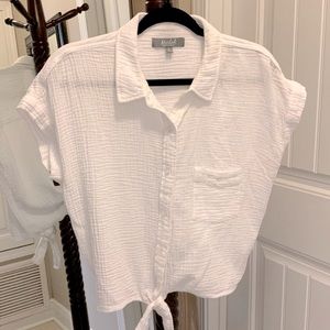 Cute Front-tie blouse.